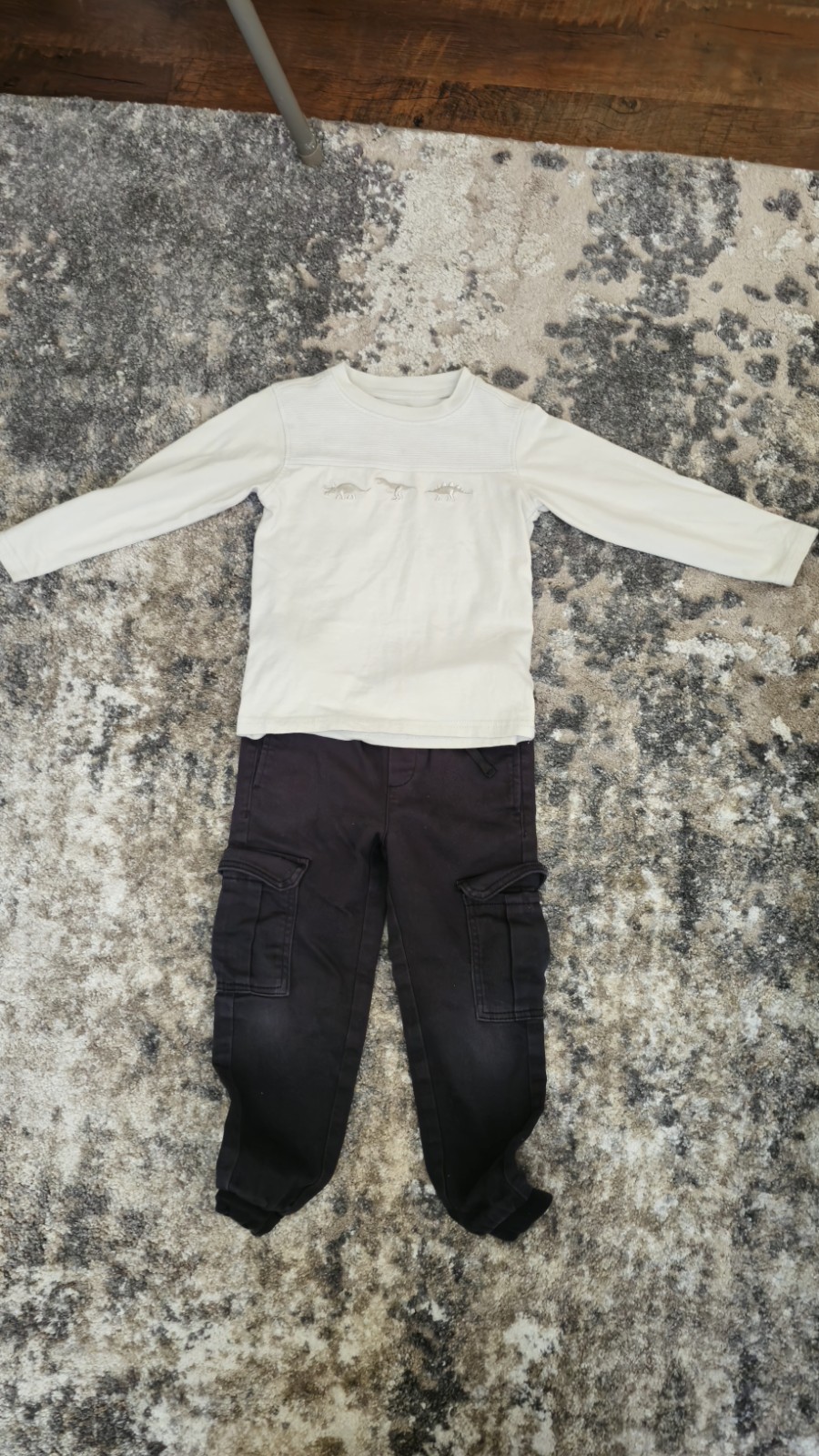 H&M 2-Piece Pants Set 4T Beige Dino Long Sleeve Shirt Black Cargo Pants