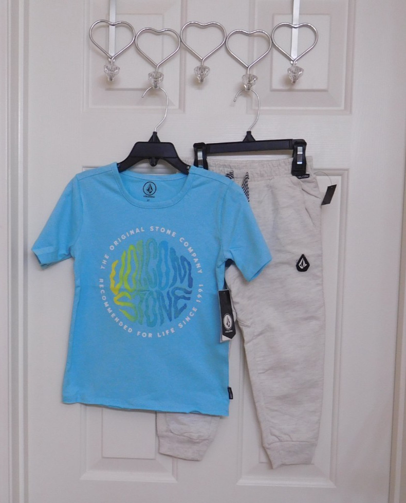 NWT 2pc Volcom Short Sleeve Aqua Logo Shirt & Joggers Set in a size 3t or 4t