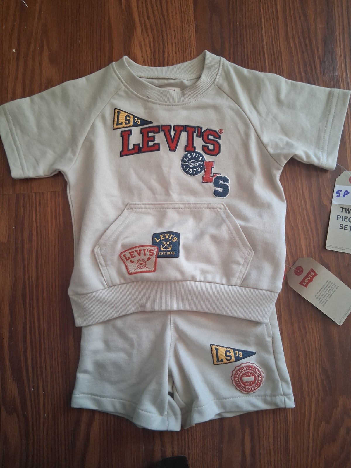 Levi’s Boys 2 Piece Set Oatmeal Sweatshirt Shorts NWT Size 2T