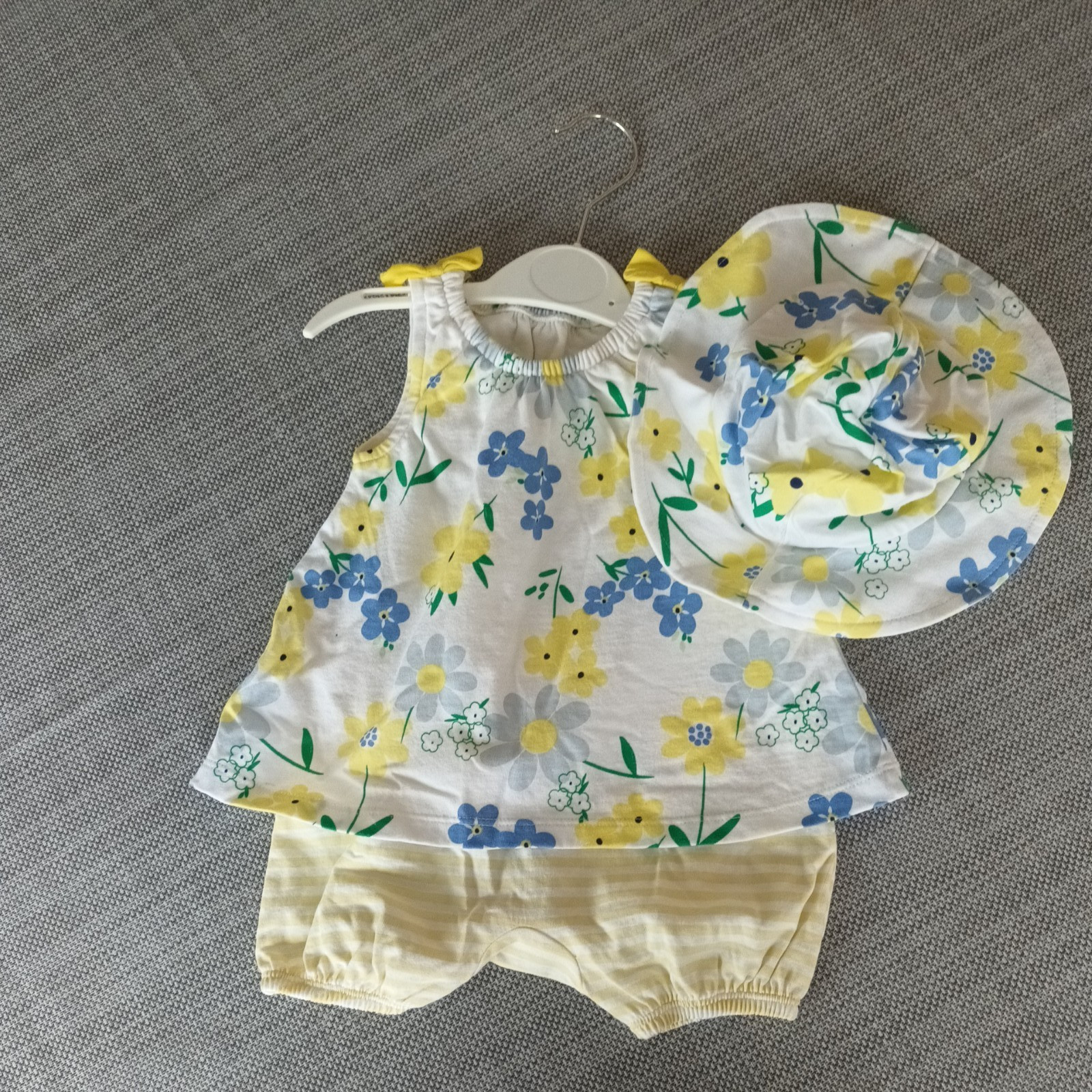 Beautiful baby girls 2 piece set romper and hat size 0-3 months old