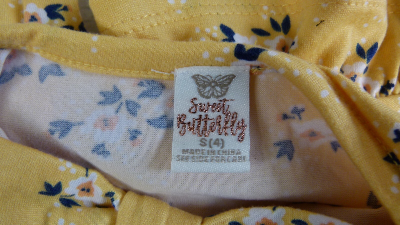 Lot of 5 pcs Size 4: 2 pcs T-Shirt, 1 pcs Dress, 1 pcs Shorts, 1 pcs Hair Tie