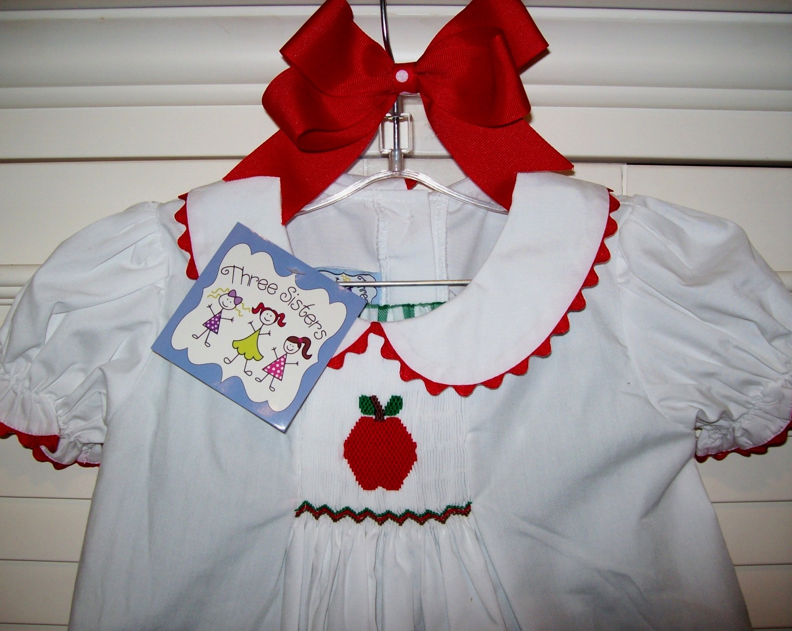 Girl 4T: Boutique NWT ~THREE SISTERS~ Smocked Apple-Themed Top & Bloomers Set